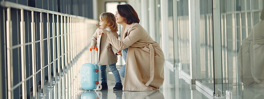 Madre e hija en aeropuerto por viajar al exterior