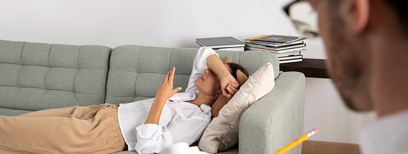 Mujer siendo atendida bajo la ley de Salud Mental