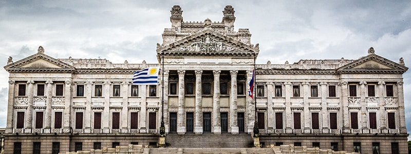 Foto frontal del Palacio Legislativo en Uruguay