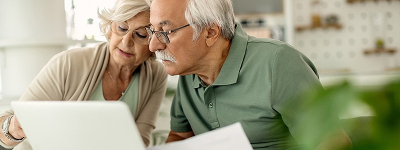 Pareja con edad para jubilarse haciendo cálculos de años trabajados