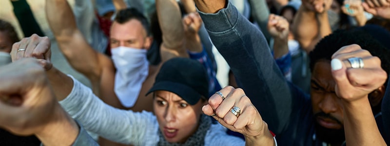 Empleados manifestando en la calle luego de una huelga y ocupación